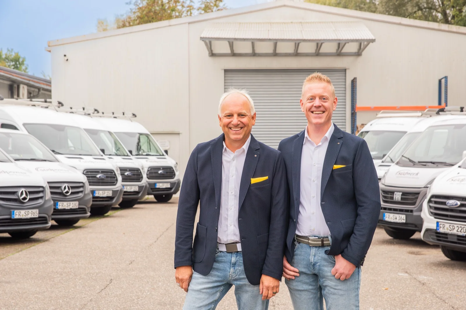 Richard Faller und Simon Schillinger, Geschäftsführer von Südpower, vor dem Fuhrpark