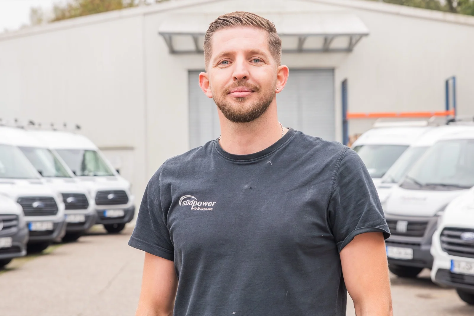 Südpower-Monteur vor dem Fuhrpark in Freiburg