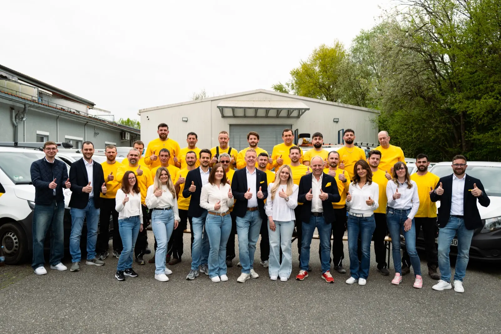 Das gesamte Südpower-Team vor dem Fuhrpark in Freiburg