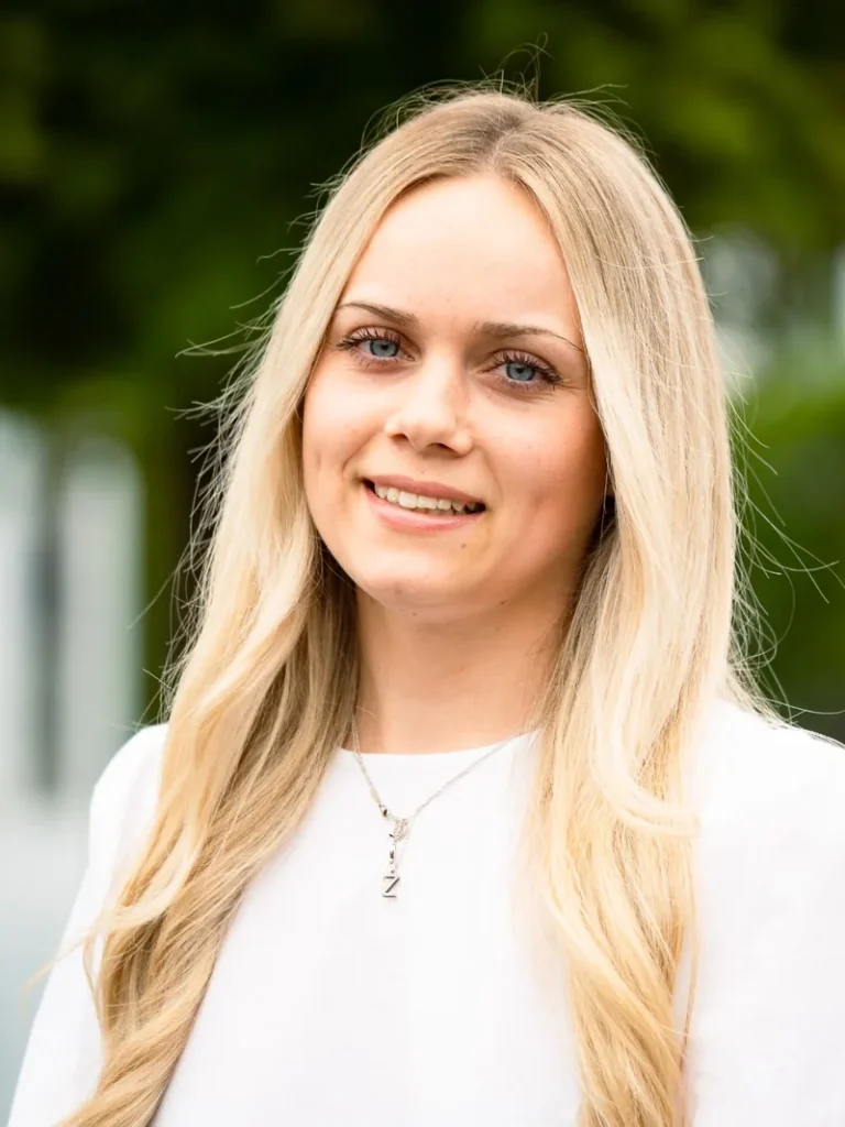 Zoë vom Bey, Kundendienst